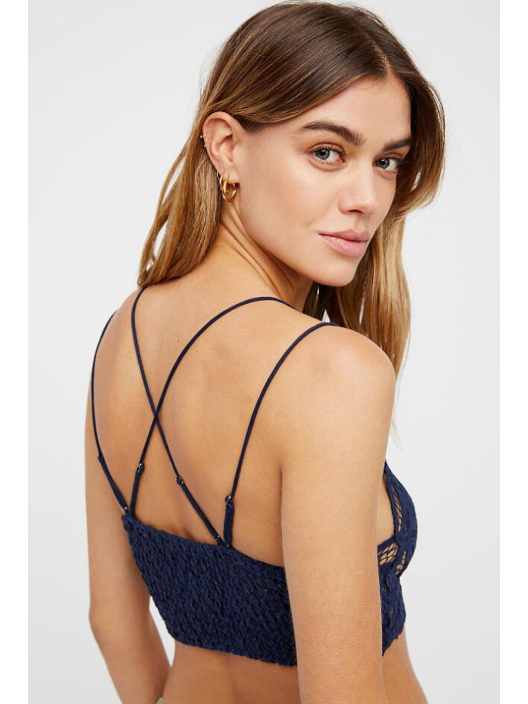 Top corto tipo bralette con encaje floral
