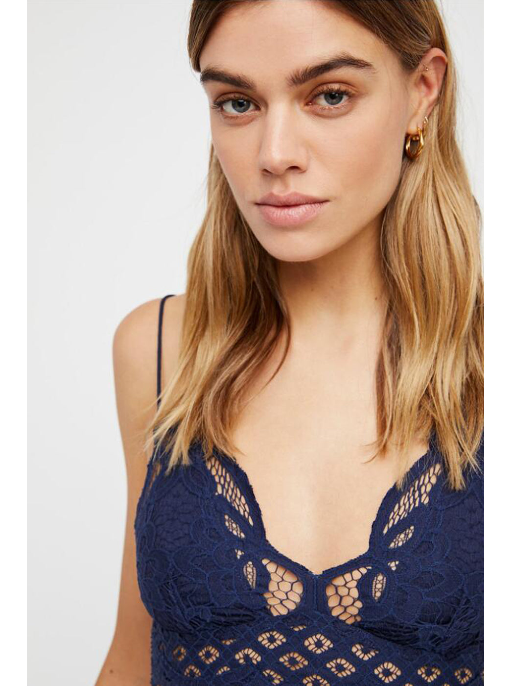 Top corto tipo bralette con encaje floral