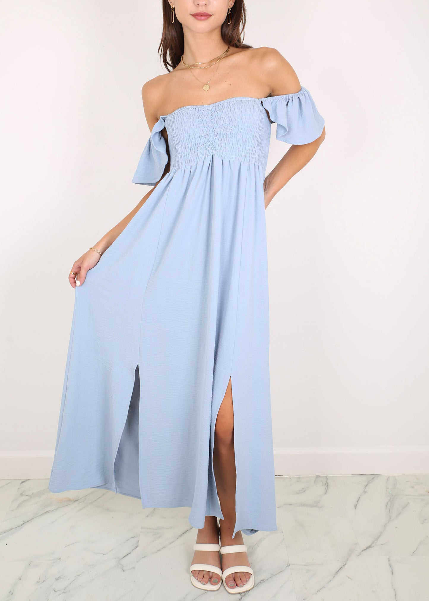 Vestido largo con abertura y mangas cortas con volantes