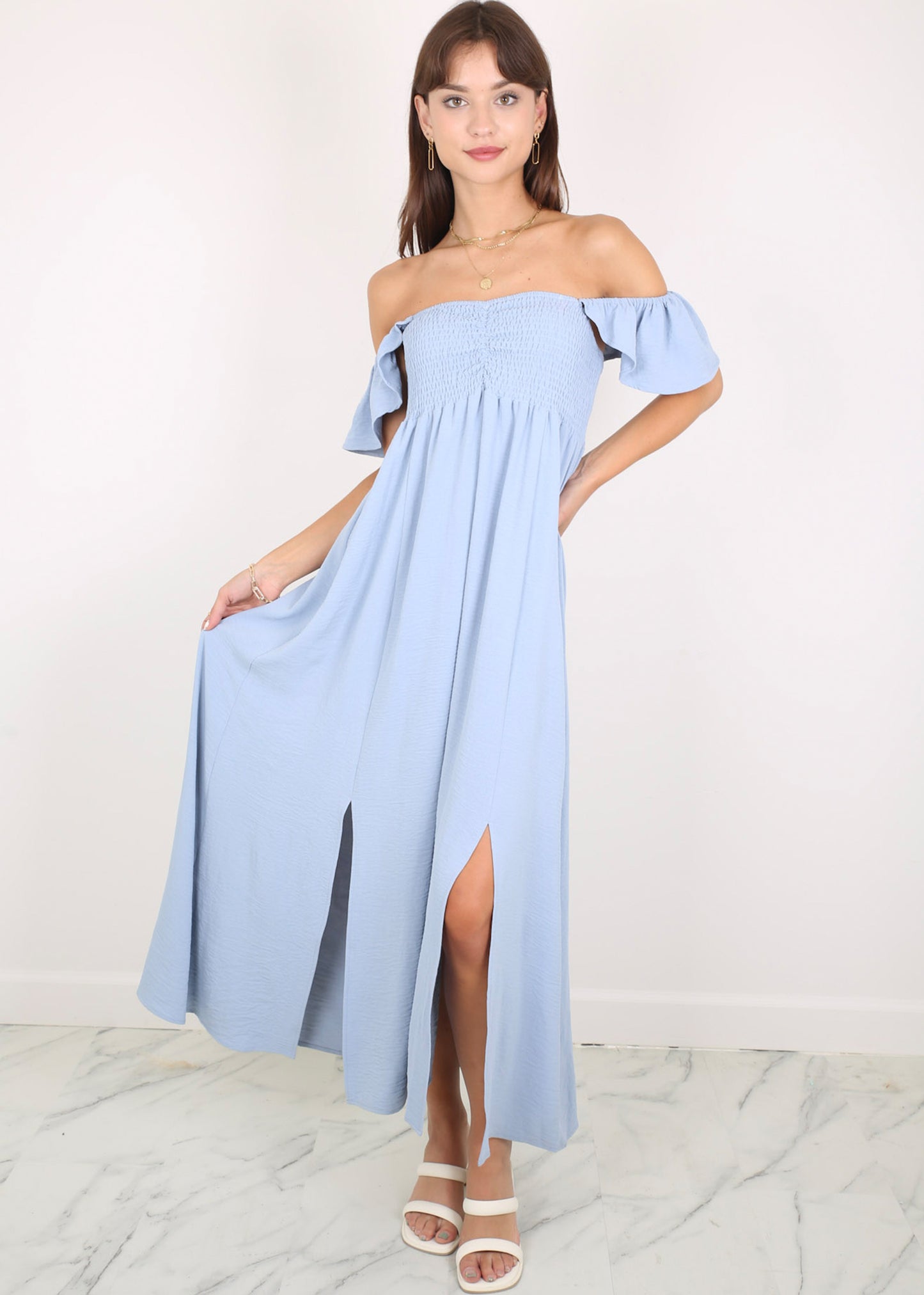 Vestido largo con abertura y mangas cortas con volantes