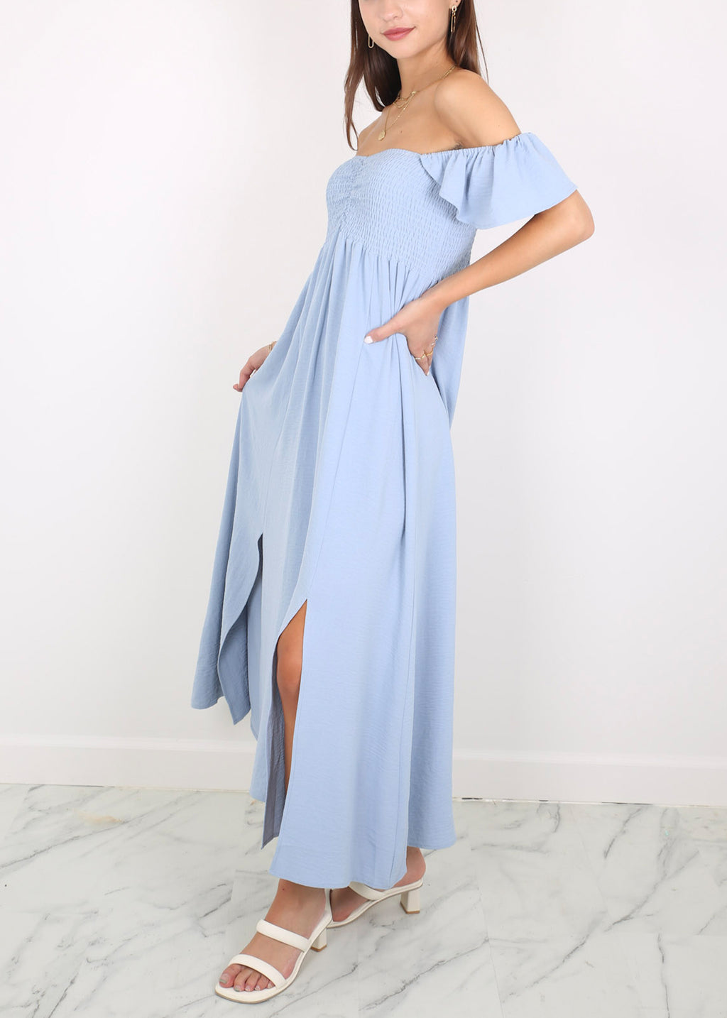 Vestido largo con abertura y mangas cortas con volantes