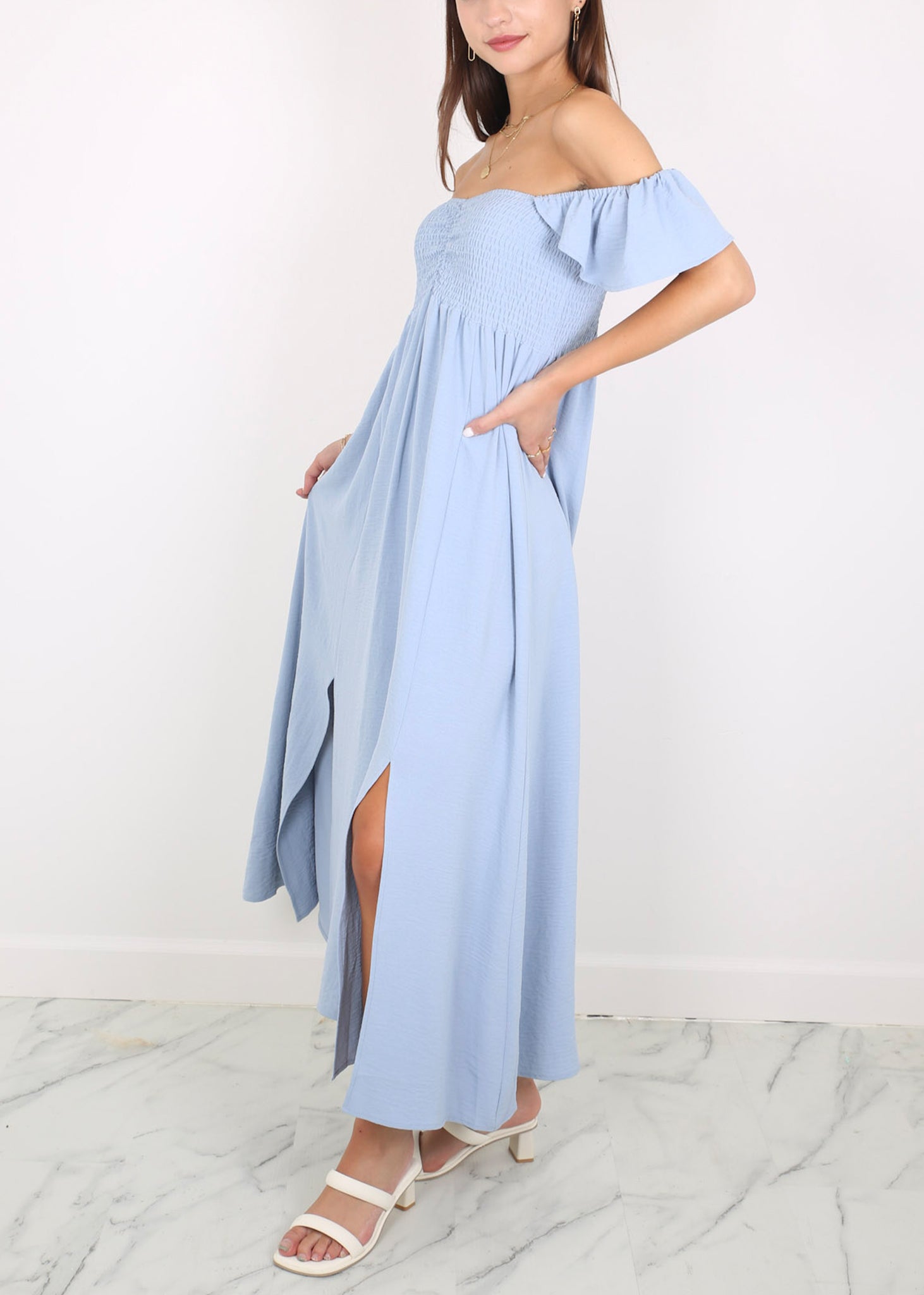 Vestido largo con abertura y mangas cortas con volantes
