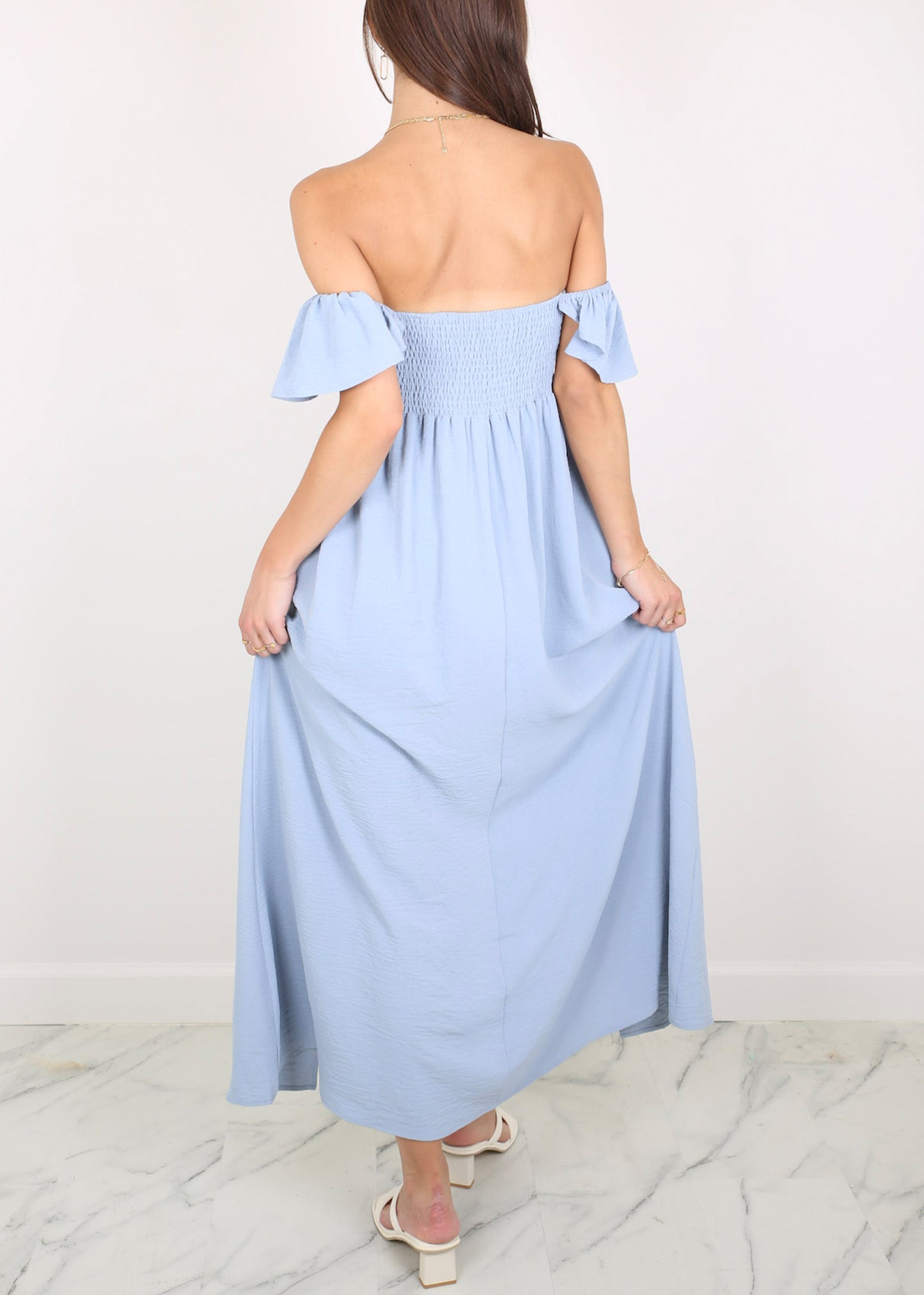 Vestido largo con abertura y mangas cortas con volantes