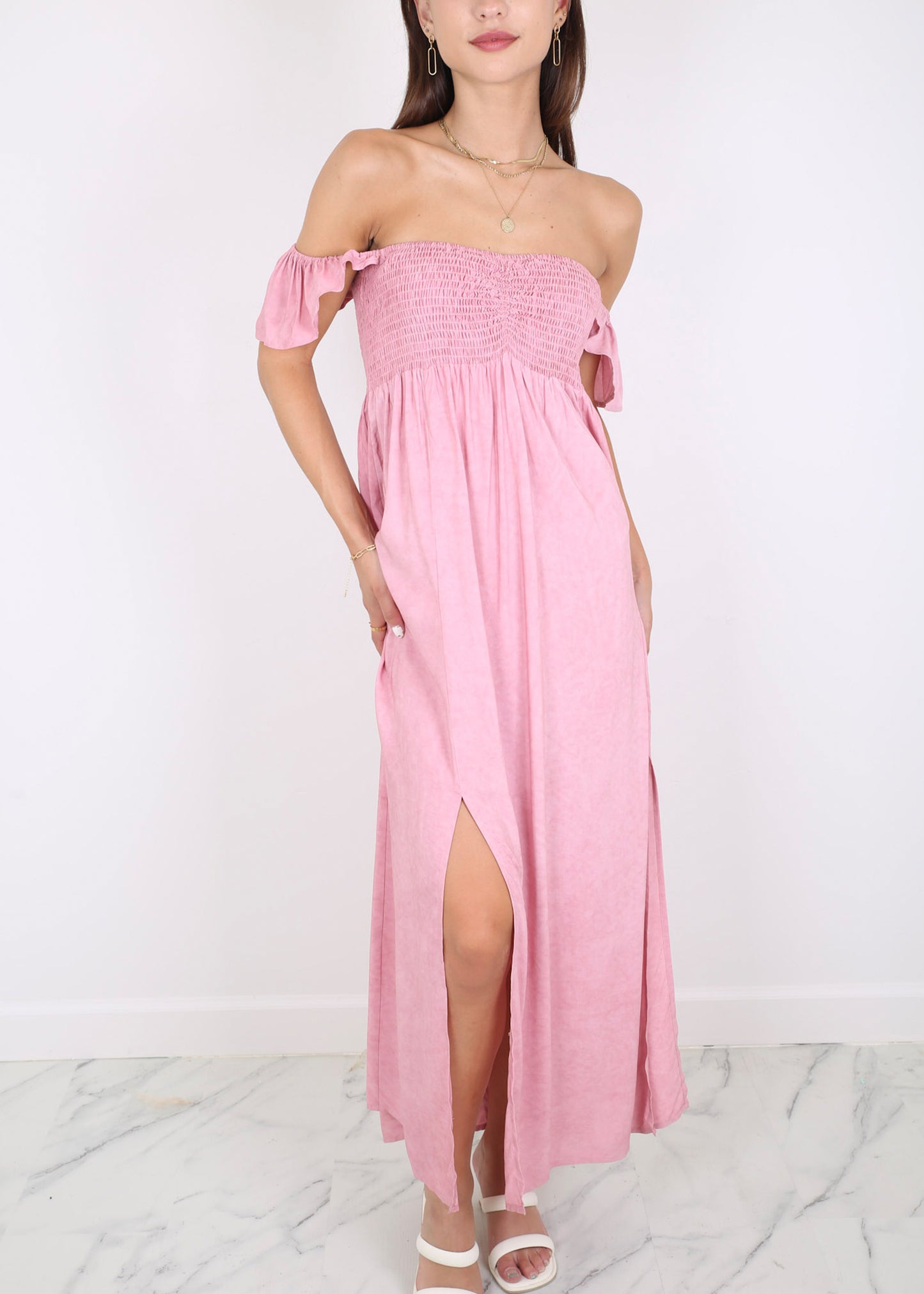 Vestido largo con abertura y mangas cortas con volantes