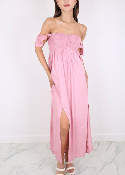 Vestido largo con abertura y mangas cortas con volantes