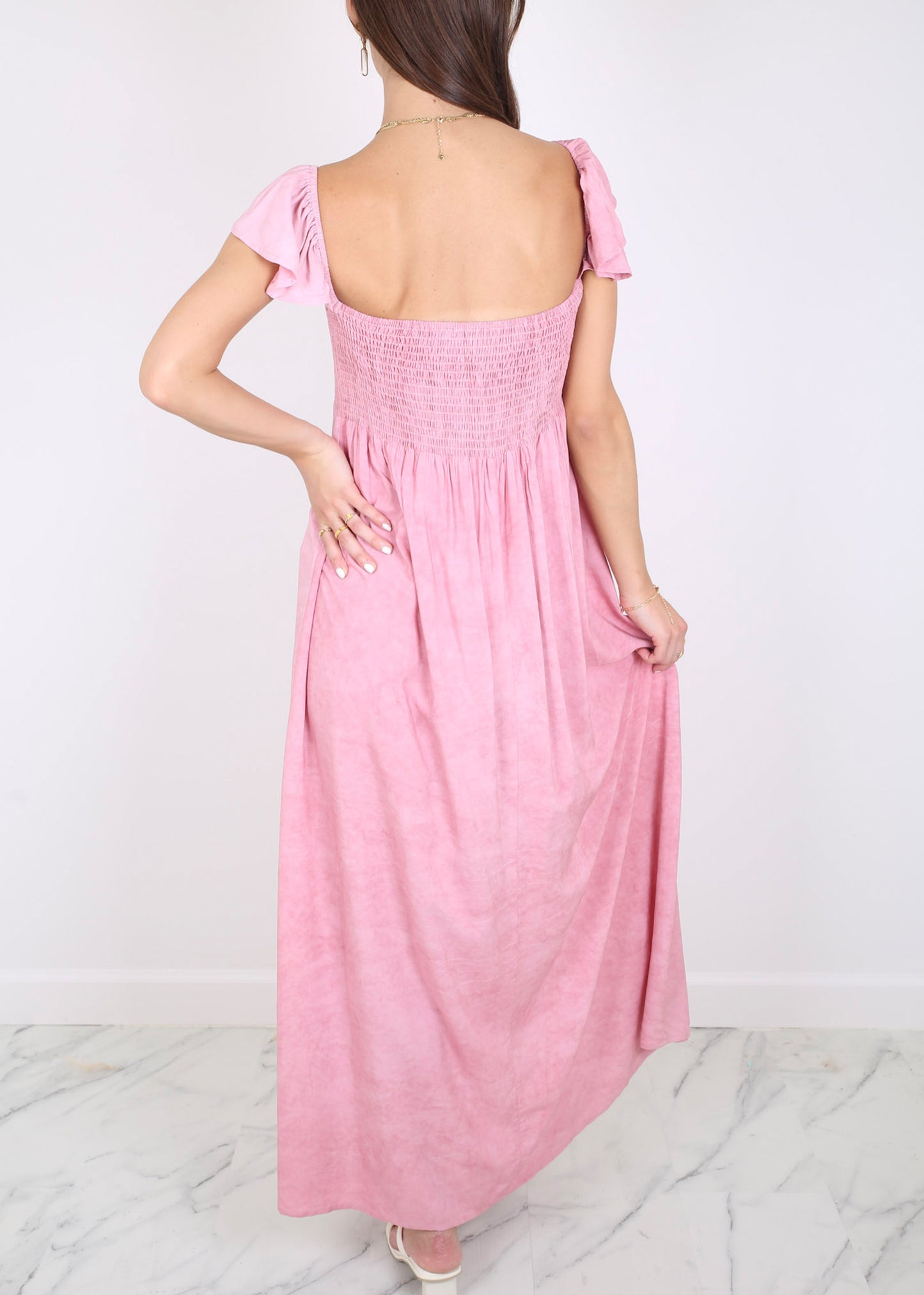 Vestido largo con abertura y mangas cortas con volantes