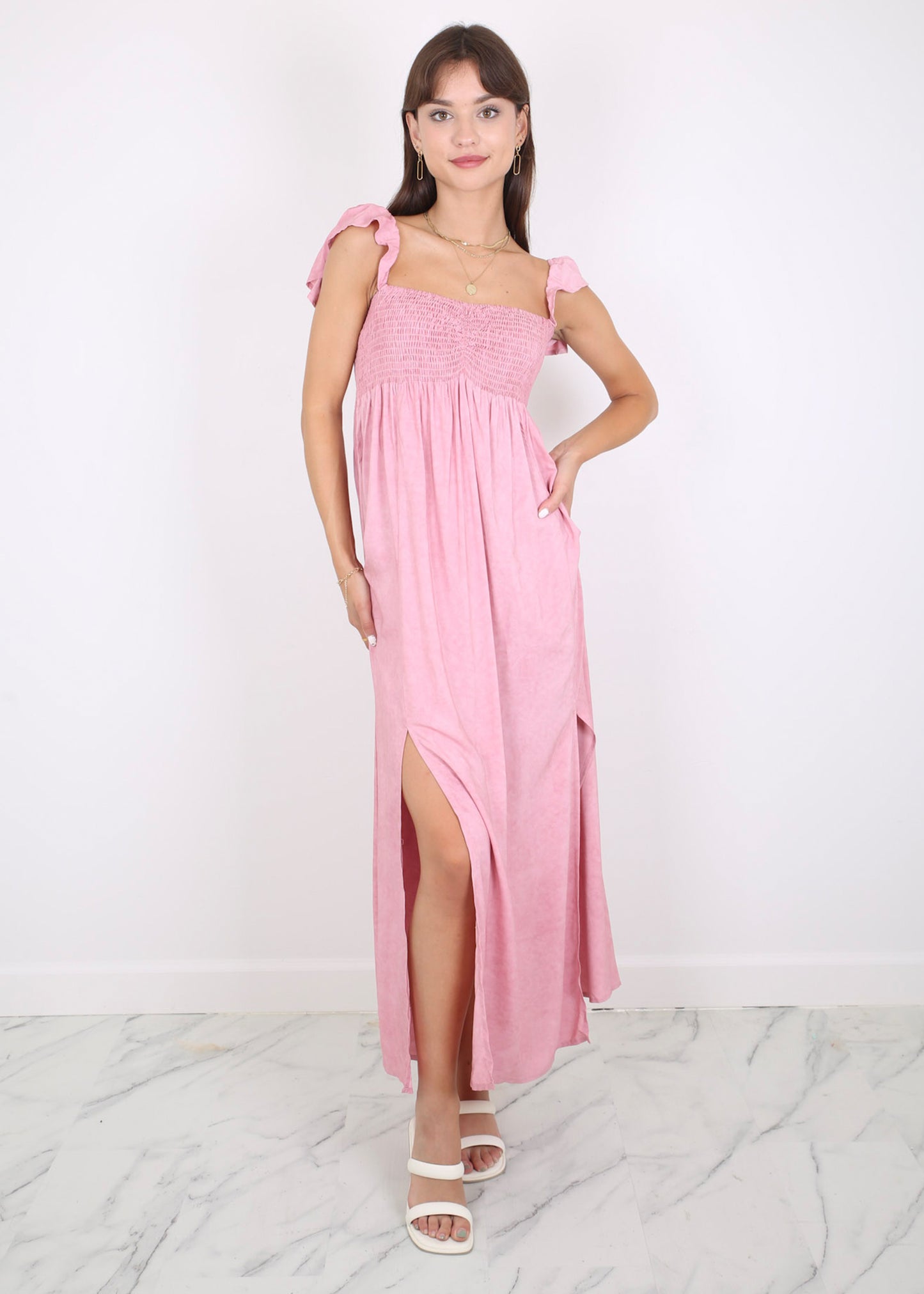 Vestido largo con abertura y mangas cortas con volantes