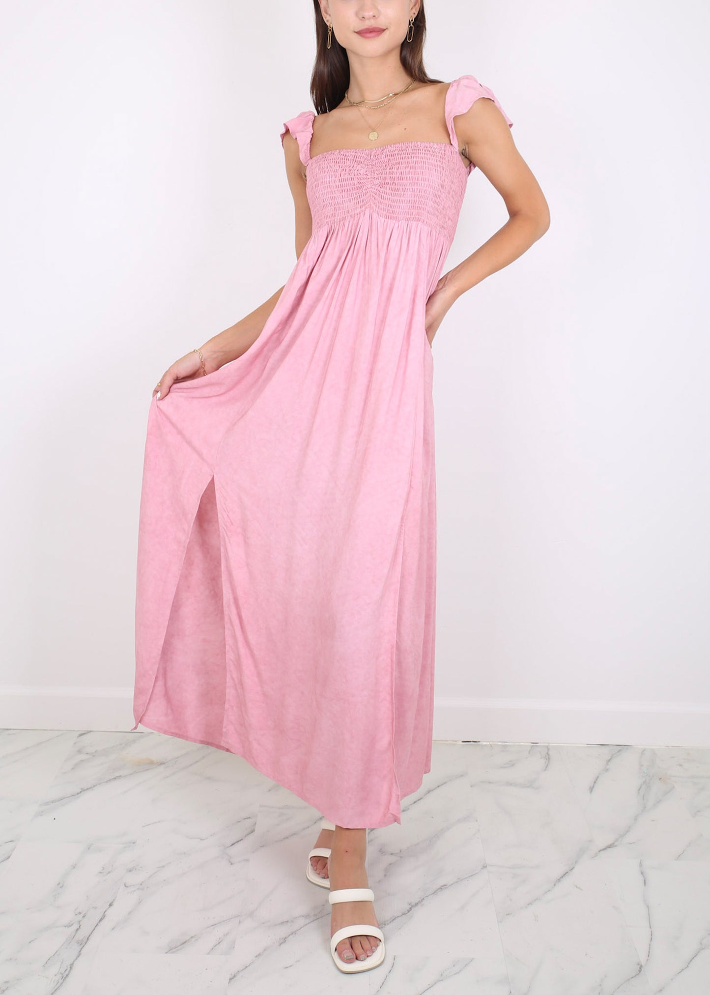 Vestido largo con abertura y mangas cortas con volantes
