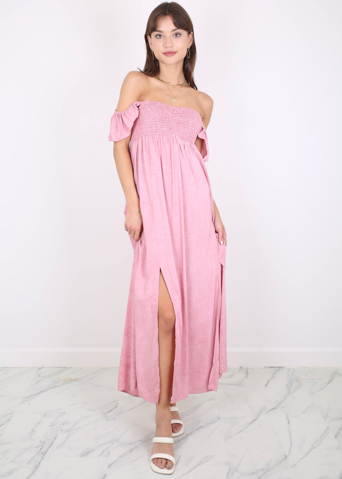 Vestido largo con abertura y mangas cortas con volantes