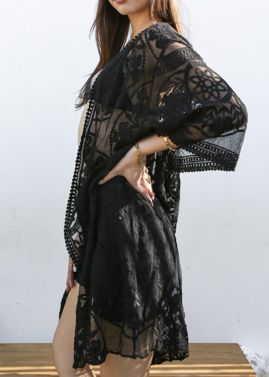 Cárdigan tipo kimono con bordado floral y mariposas