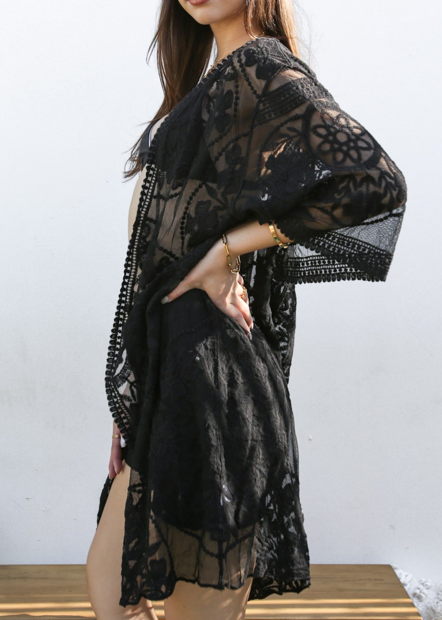Cárdigan tipo kimono con bordado floral y mariposas