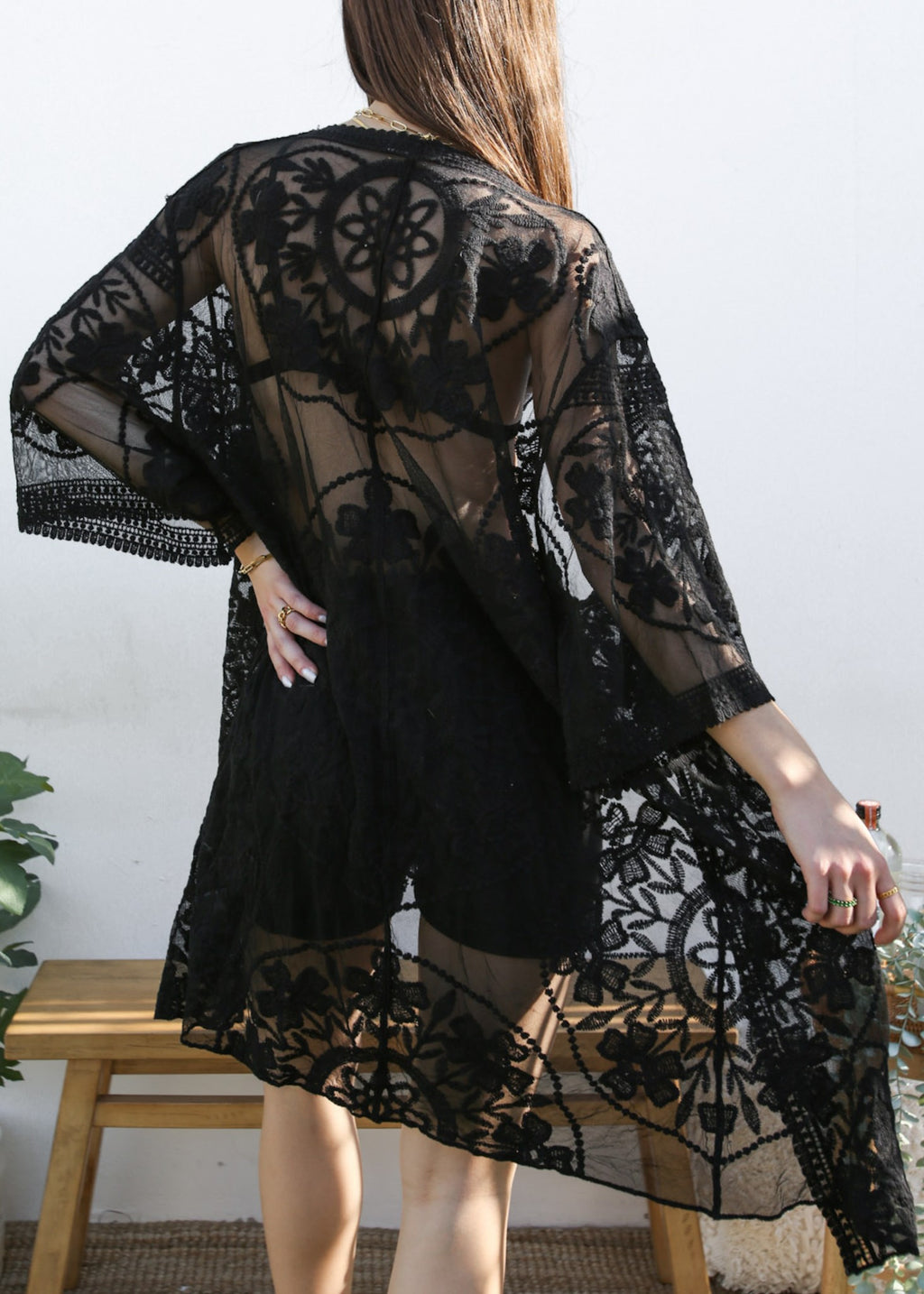 Cárdigan tipo kimono con bordado floral y mariposas