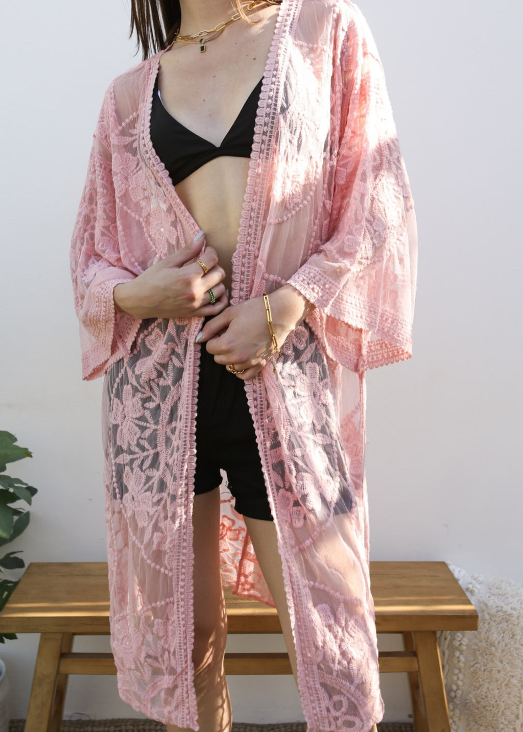 Cárdigan tipo kimono con bordado floral y mariposas