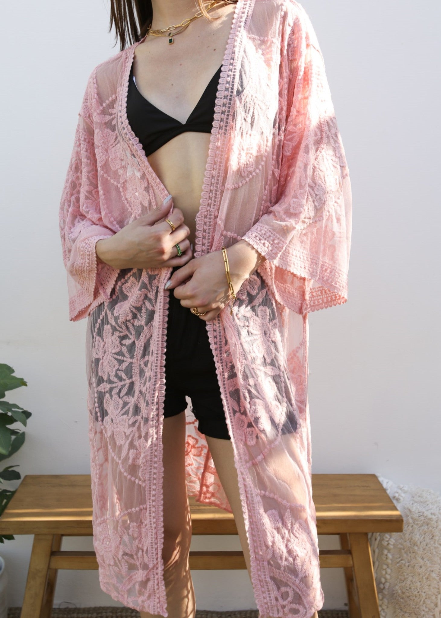 Cárdigan tipo kimono con bordado floral y mariposas