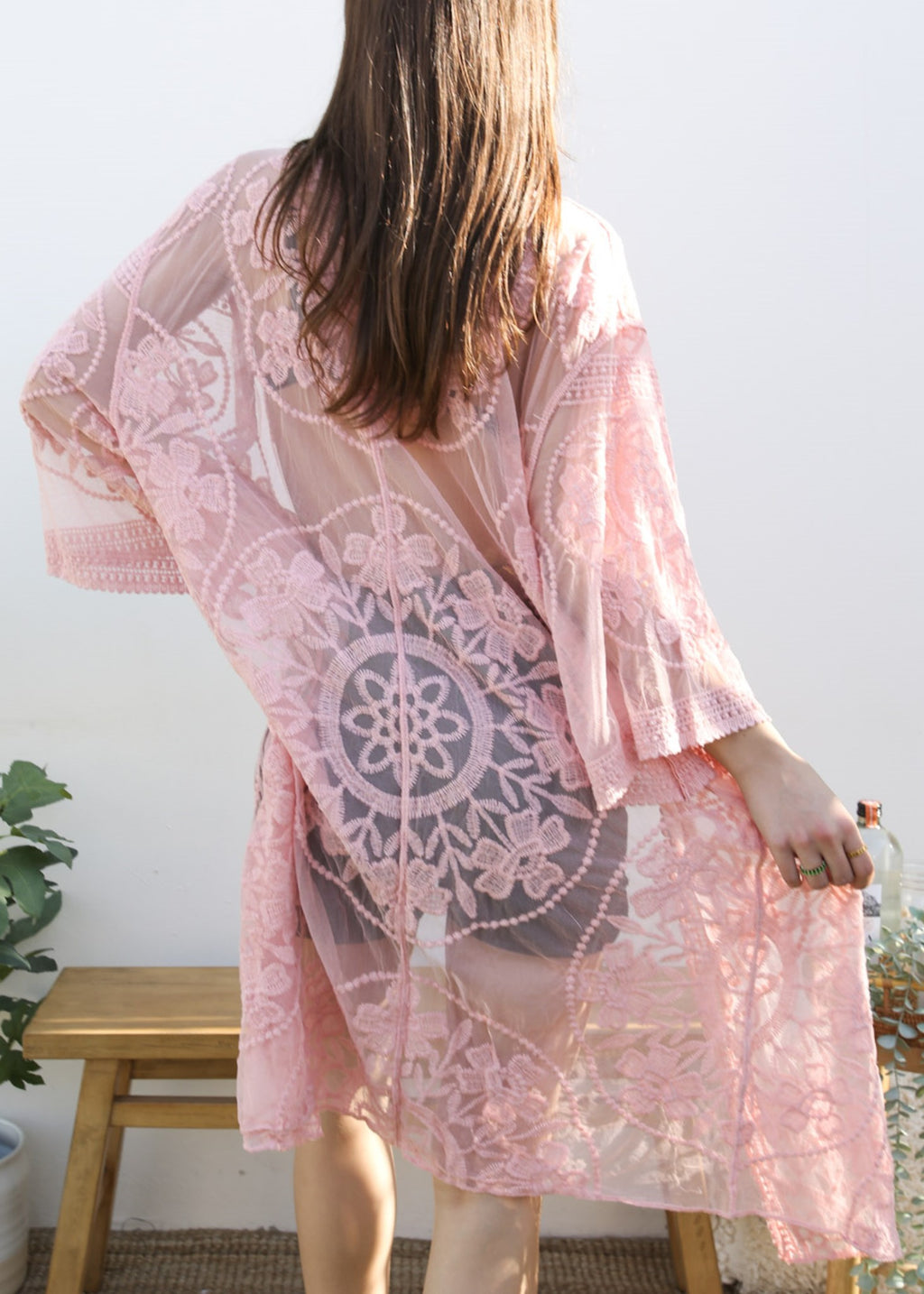 Cárdigan tipo kimono con bordado floral y mariposas