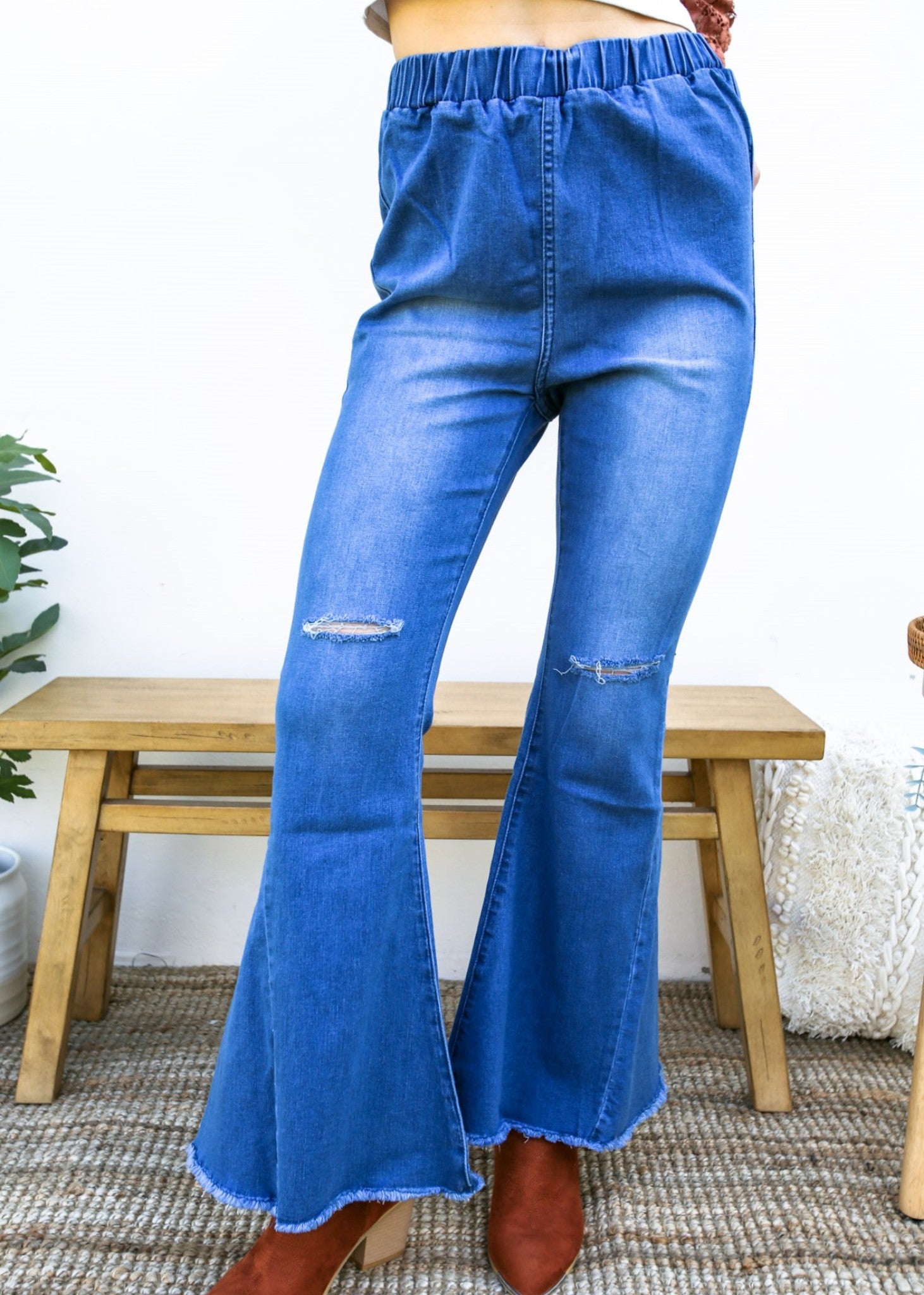 Jeans de mezclilla acampanados largos con cintura elástica y desgastados