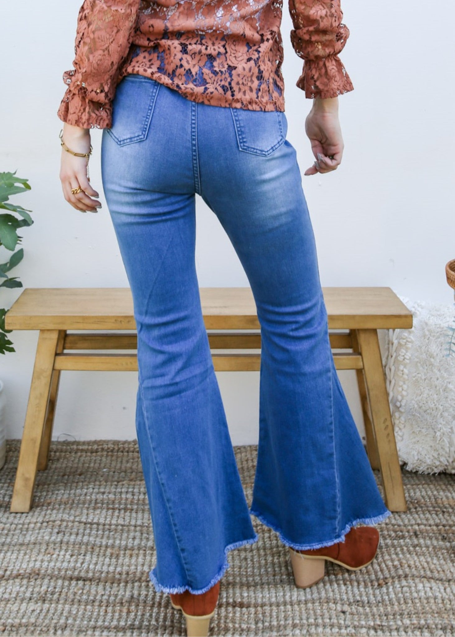 Jeans de mezclilla acampanados largos con cintura elástica y desgastados