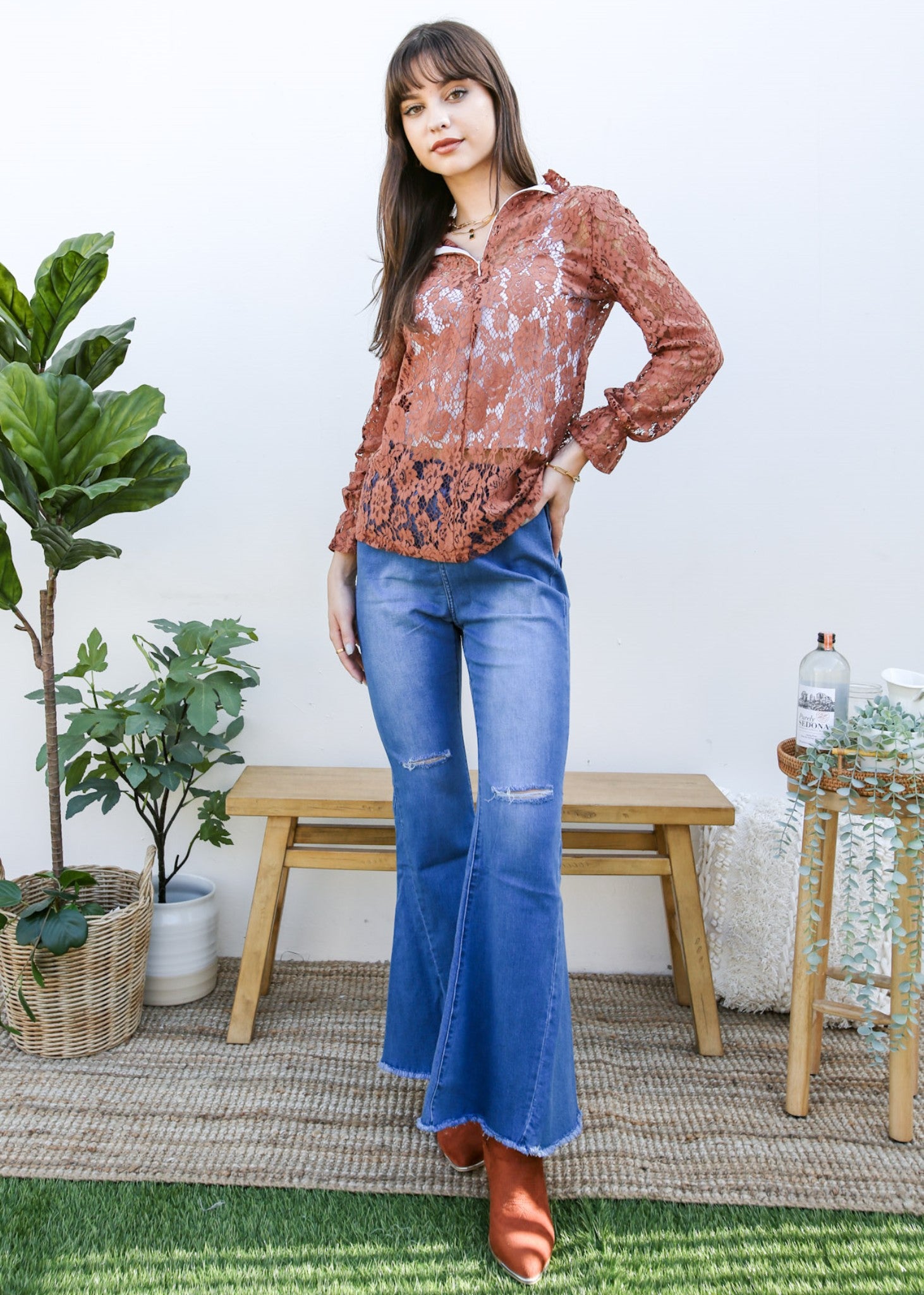 Jeans de mezclilla acampanados largos con cintura elástica y desgastados