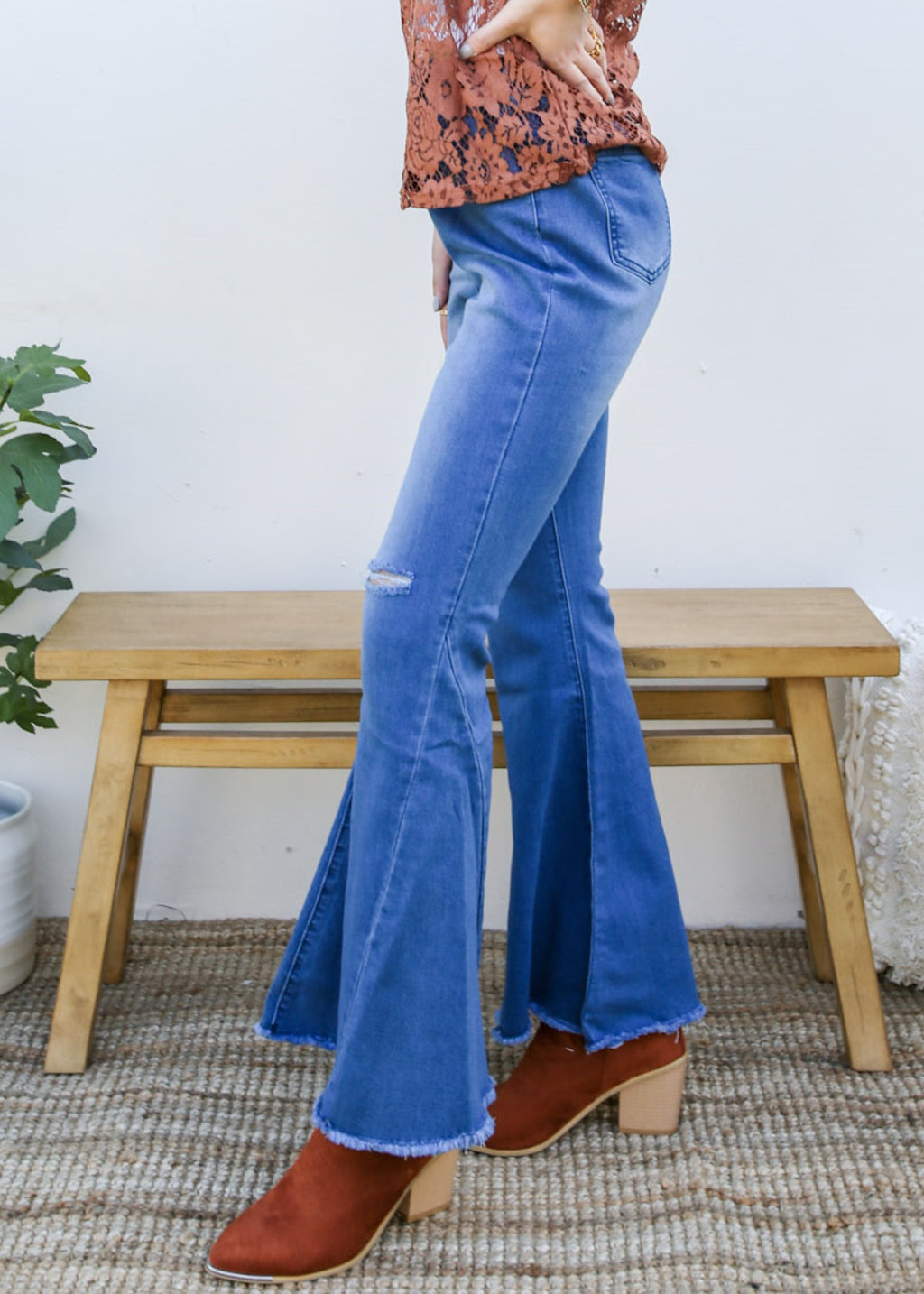 Jeans de mezclilla acampanados largos con cintura elástica y desgastados