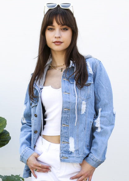 Chaqueta vaquera desgastada con capucha desmontable