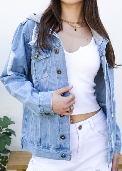 Chaqueta vaquera desgastada con capucha desmontable