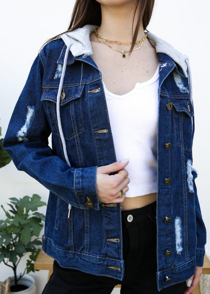 Chaqueta vaquera desgastada con capucha desmontable
