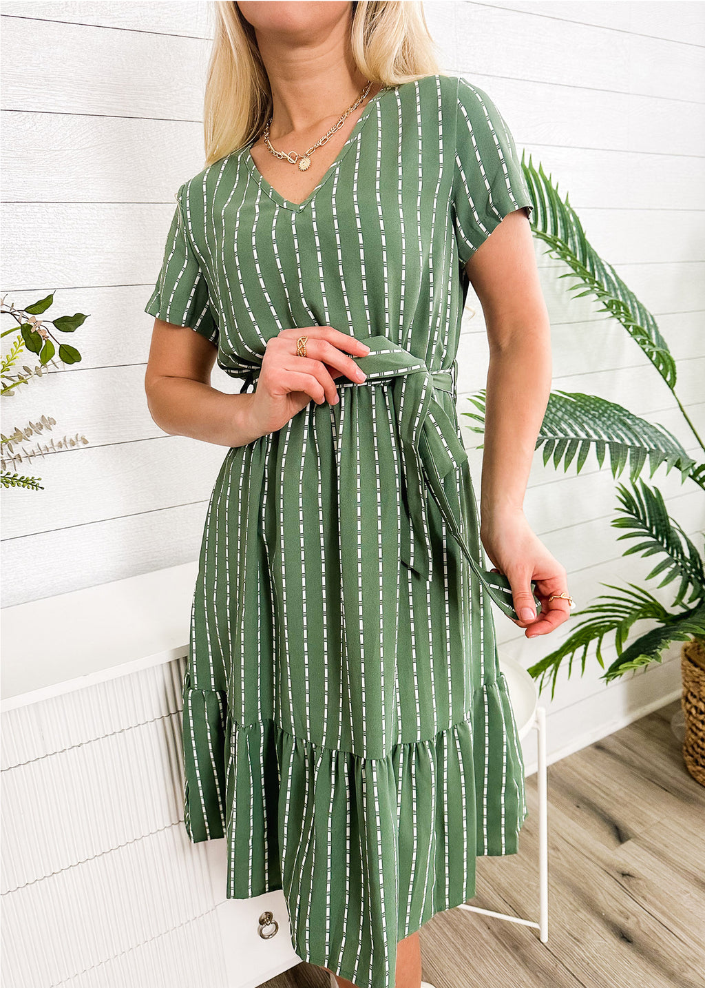 Vestido fluido con volantes y mangas cortas con rayas verticales y cinturón de Anna-Kac 