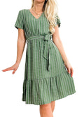 Vestido fluido con volantes y mangas cortas con rayas verticales y cinturón de Anna-Kac 