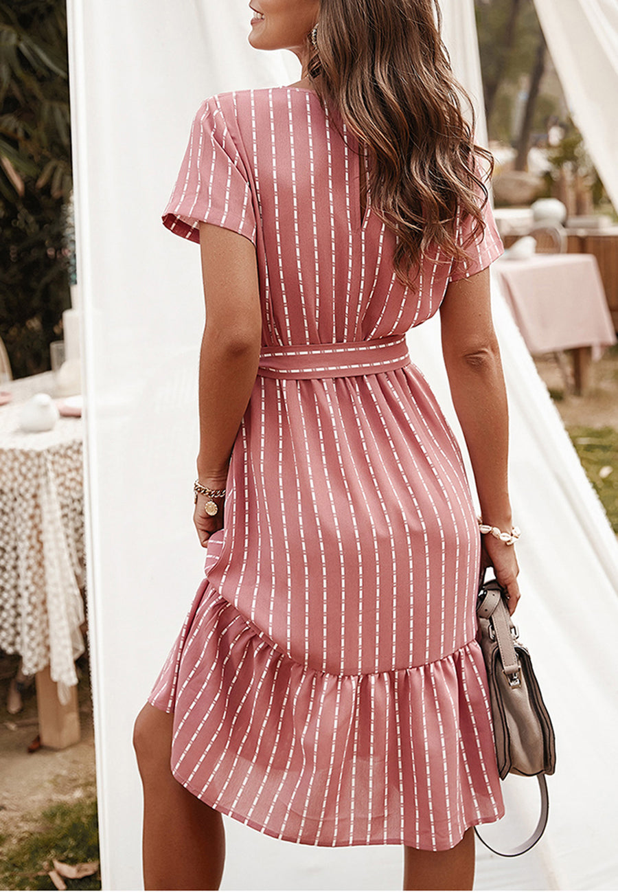 Vestido fluido con volantes y mangas cortas con rayas verticales y cinturón de Anna-Kac 