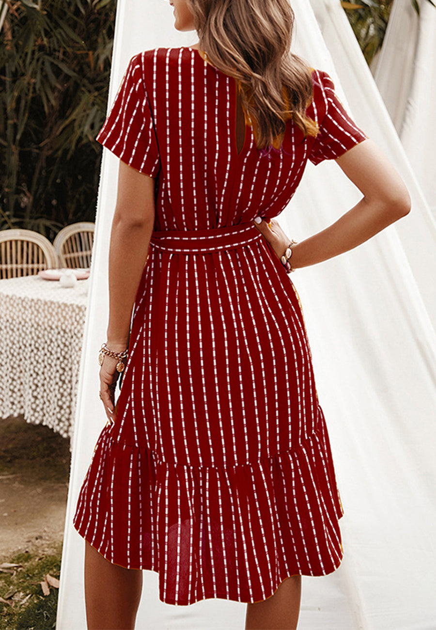 Vestido fluido con volantes y mangas cortas con rayas verticales y cinturón de Anna-Kac 