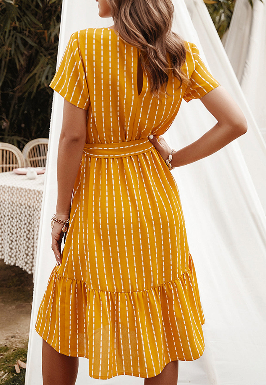 Vestido fluido con volantes y mangas cortas con rayas verticales y cinturón de Anna-Kac 