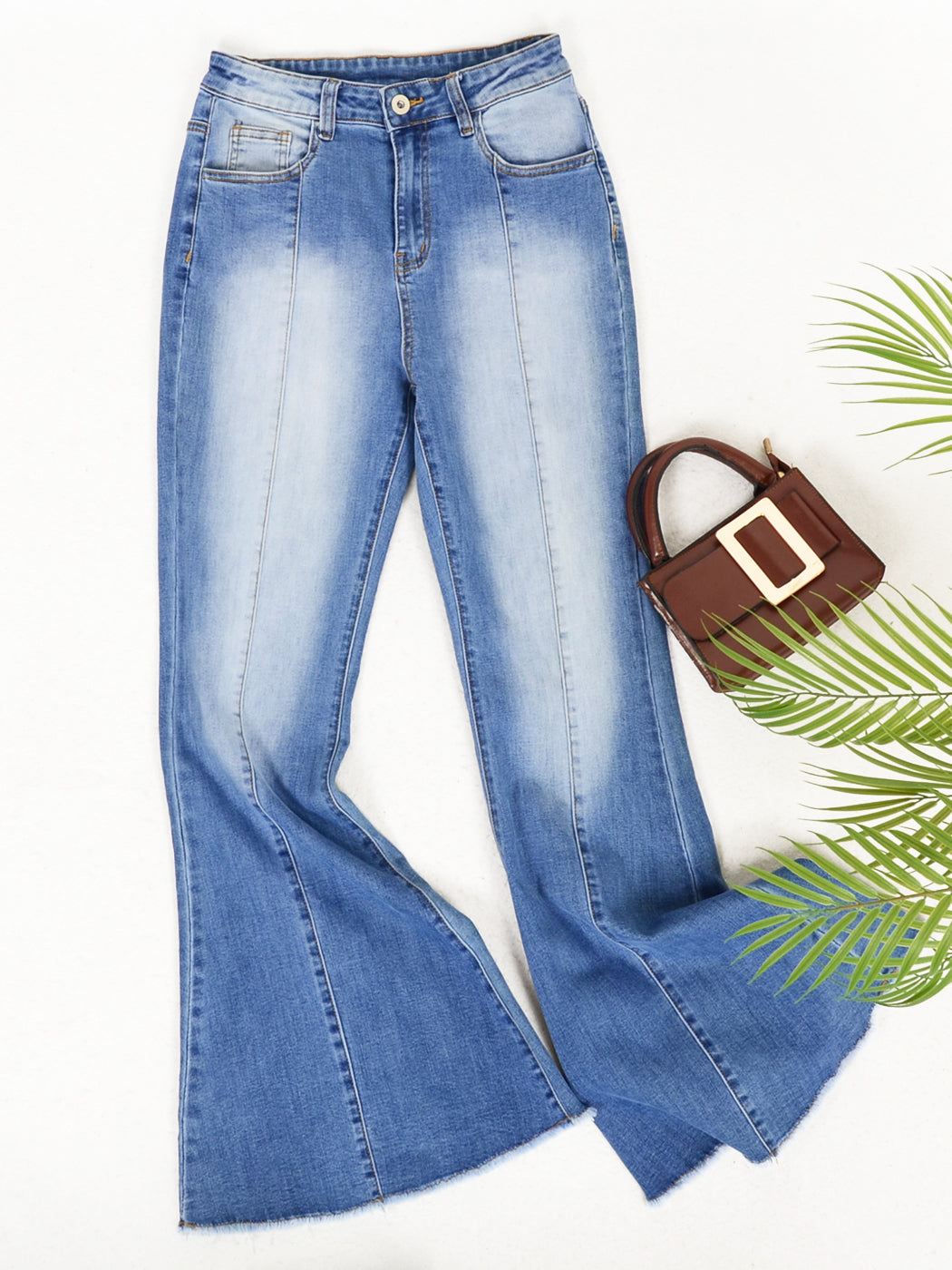 Jeans de mezclilla acampanados largos con cintura elástica y desgastados
