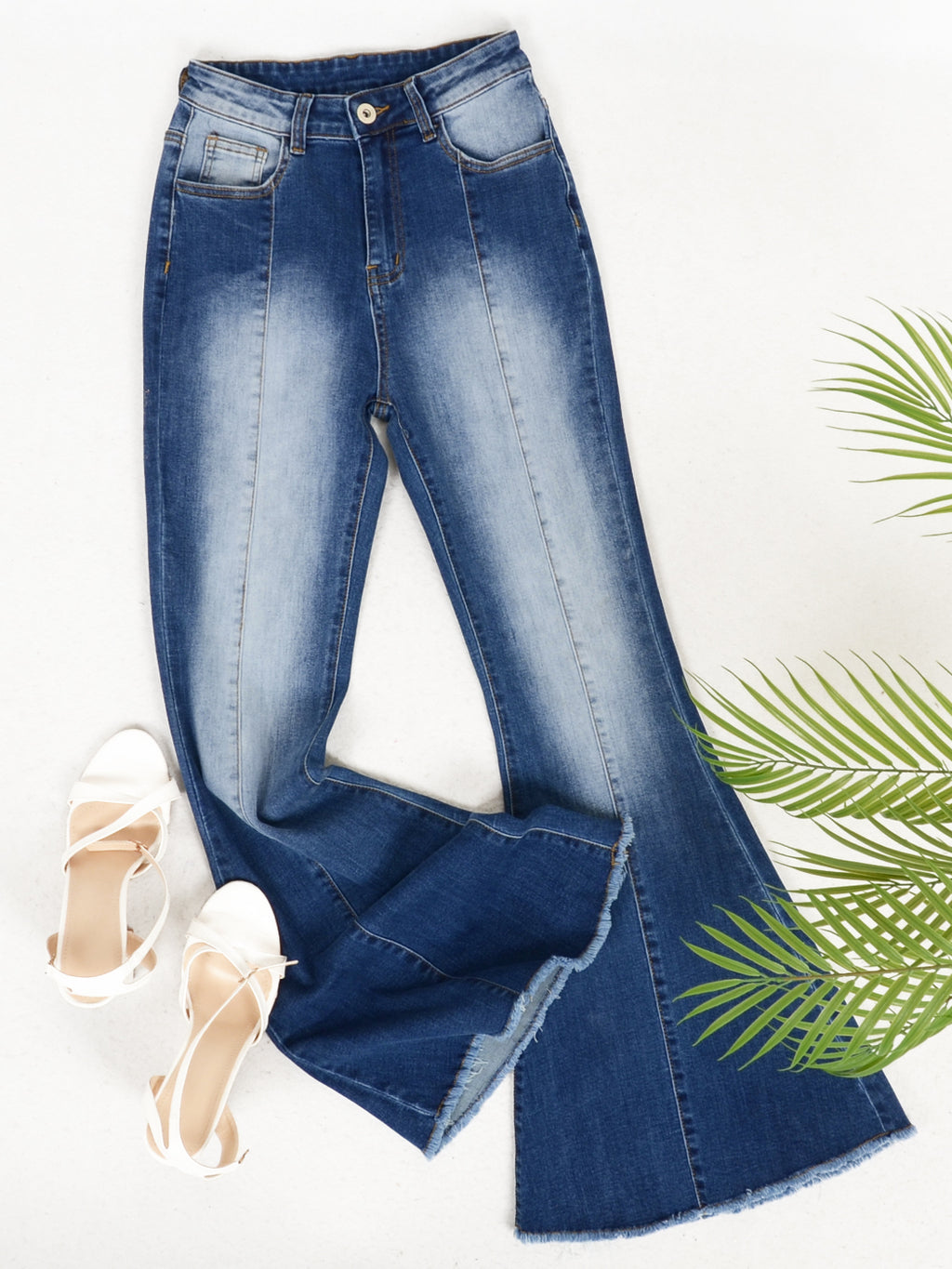 Jeans de mezclilla acampanados largos con cintura elástica y desgastados