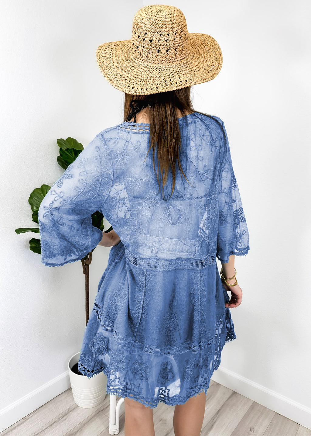 Vestido playero corto con escote en V y encaje bordado en contraste y media manga 
