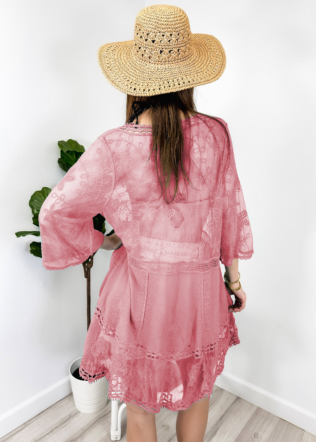 Vestido playero corto con escote en V y encaje bordado en contraste y media manga 