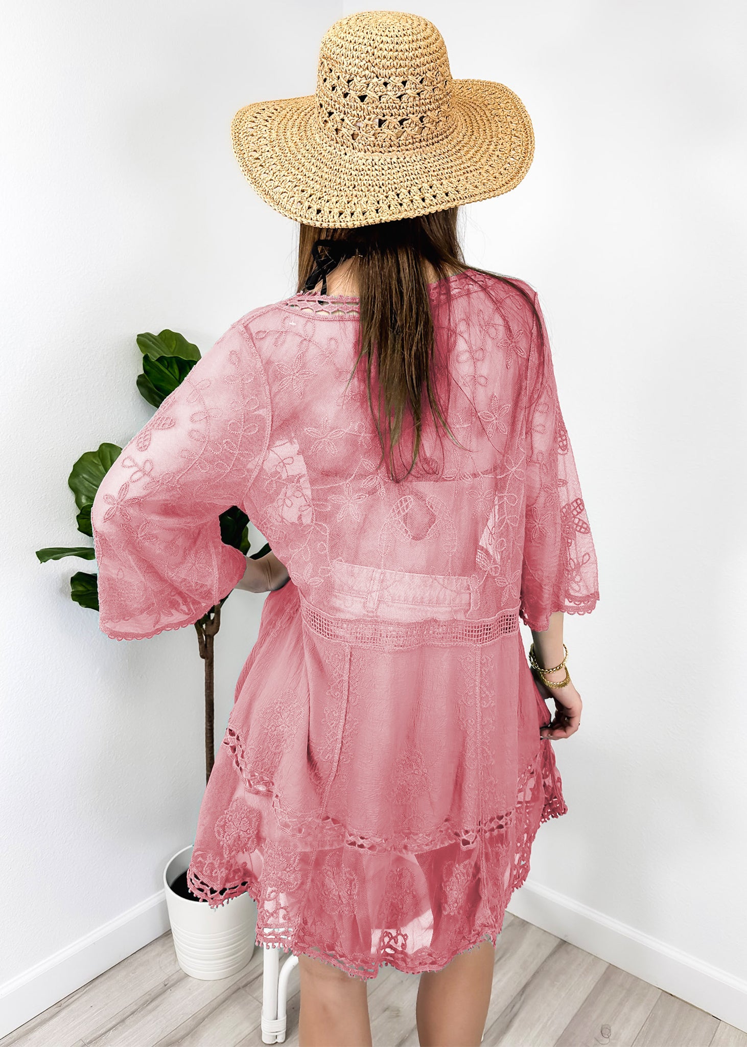 Vestido playero corto con escote en V y encaje bordado en contraste y media manga 