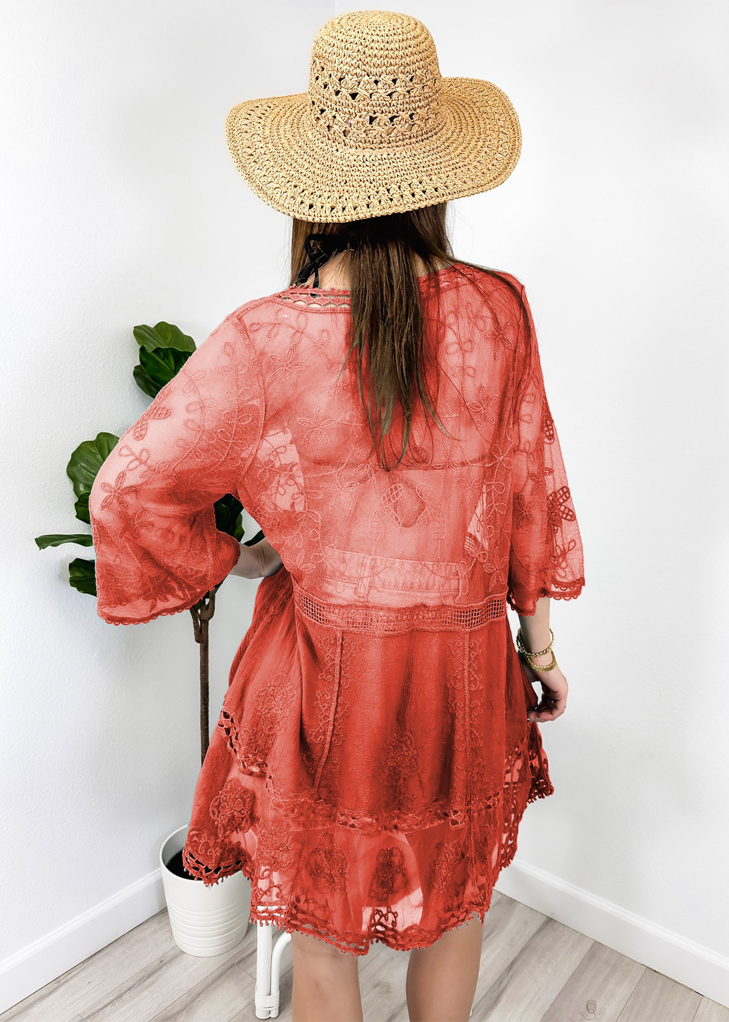 Vestido playero corto con escote en V y encaje bordado en contraste y media manga 