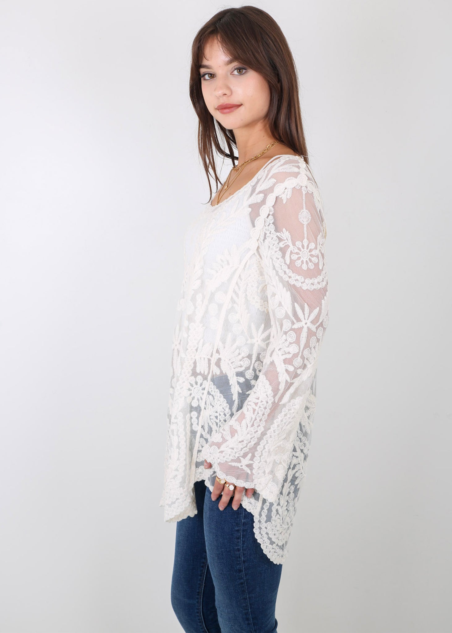 Vestido playero corto con escote en V y encaje bordado en contraste y media manga 