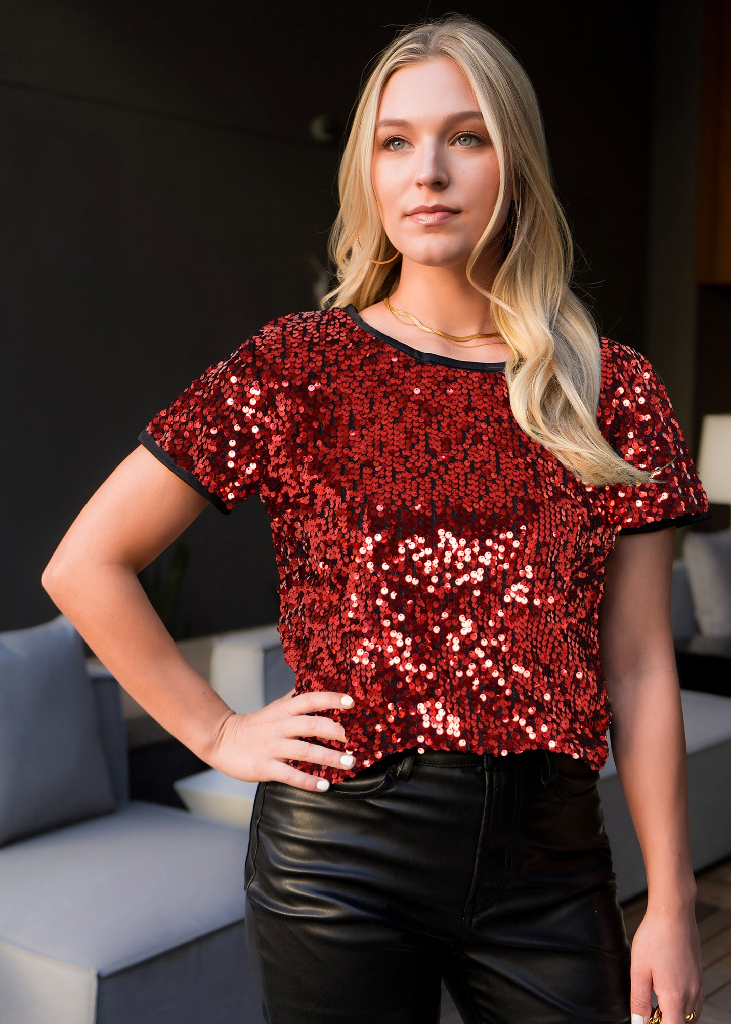 Blusa de cuello redondo con mangas cortas y lentejuelas brillantes