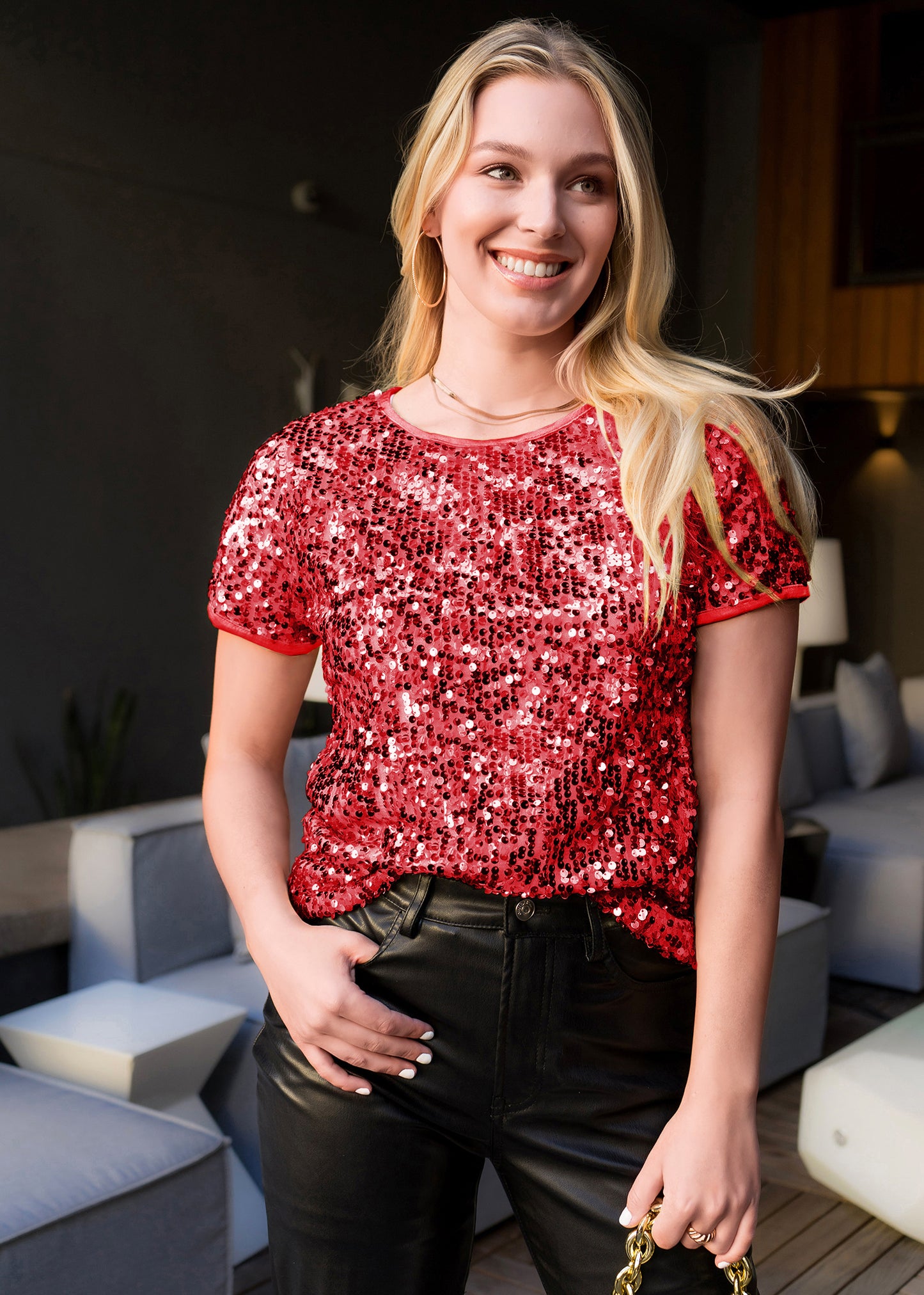 Blusa de cuello redondo con mangas cortas y lentejuelas brillantes