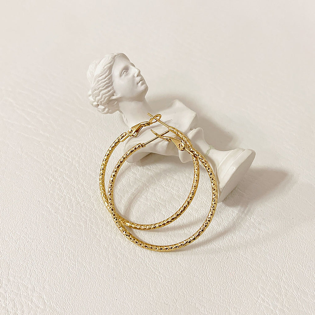 Women's Gold Textured Hoop Earrings for Versatile Styling