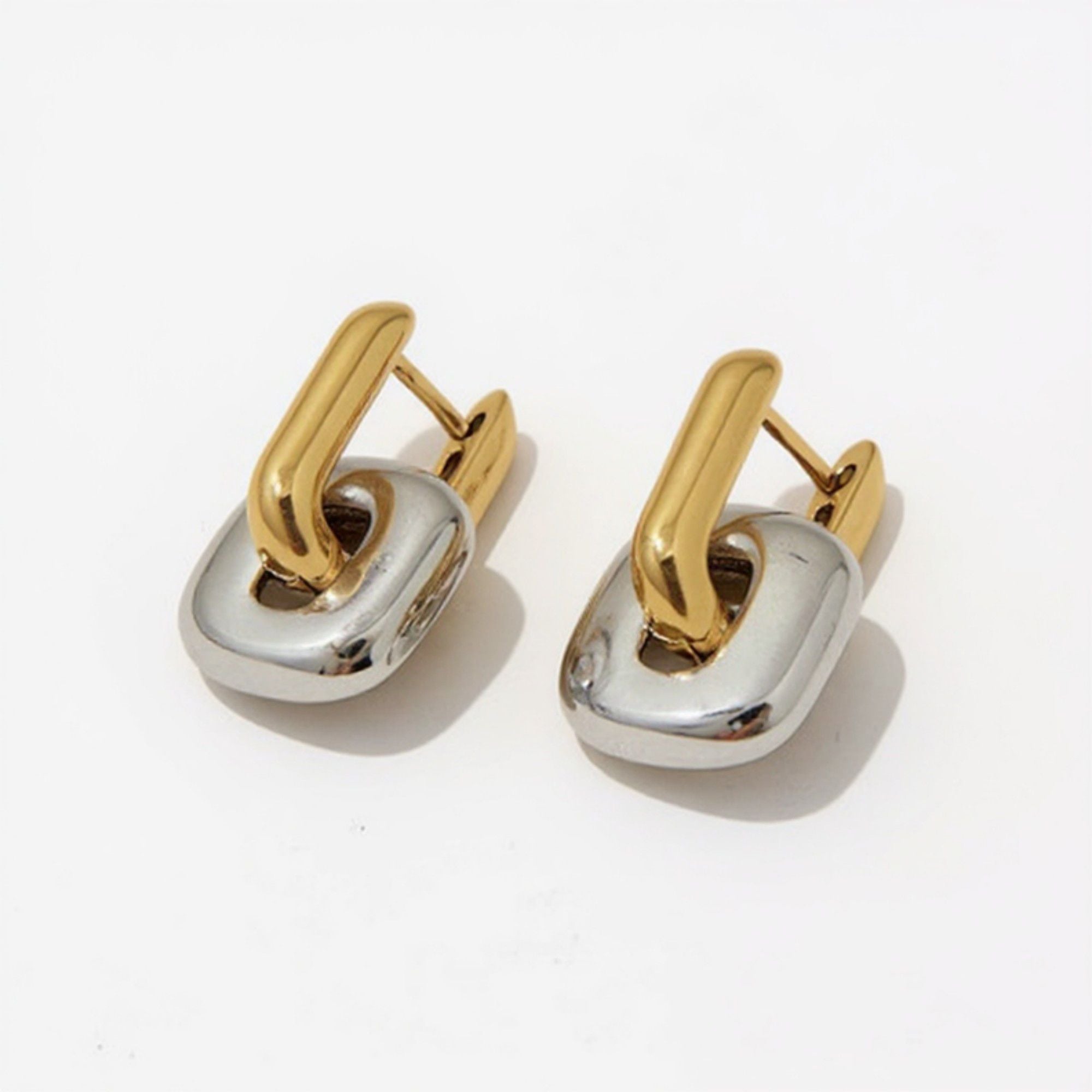 Women's Modern Polished Linked Hoop Earrings with Geometric Chain-Inspired Design and Smooth High-Shine Finish