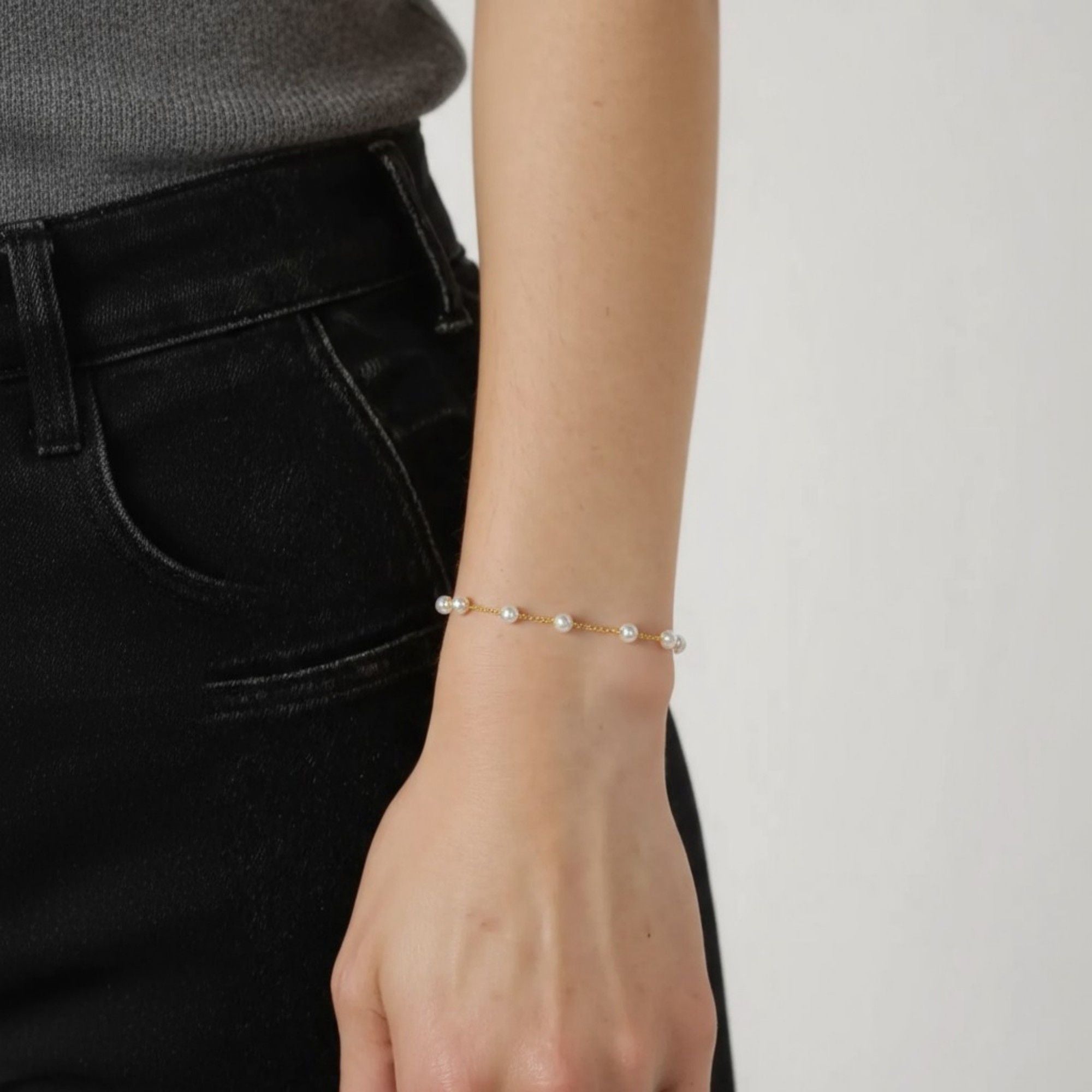 Women's Pearl Beaded Chain Bracelet with Adjustable Clasp Design