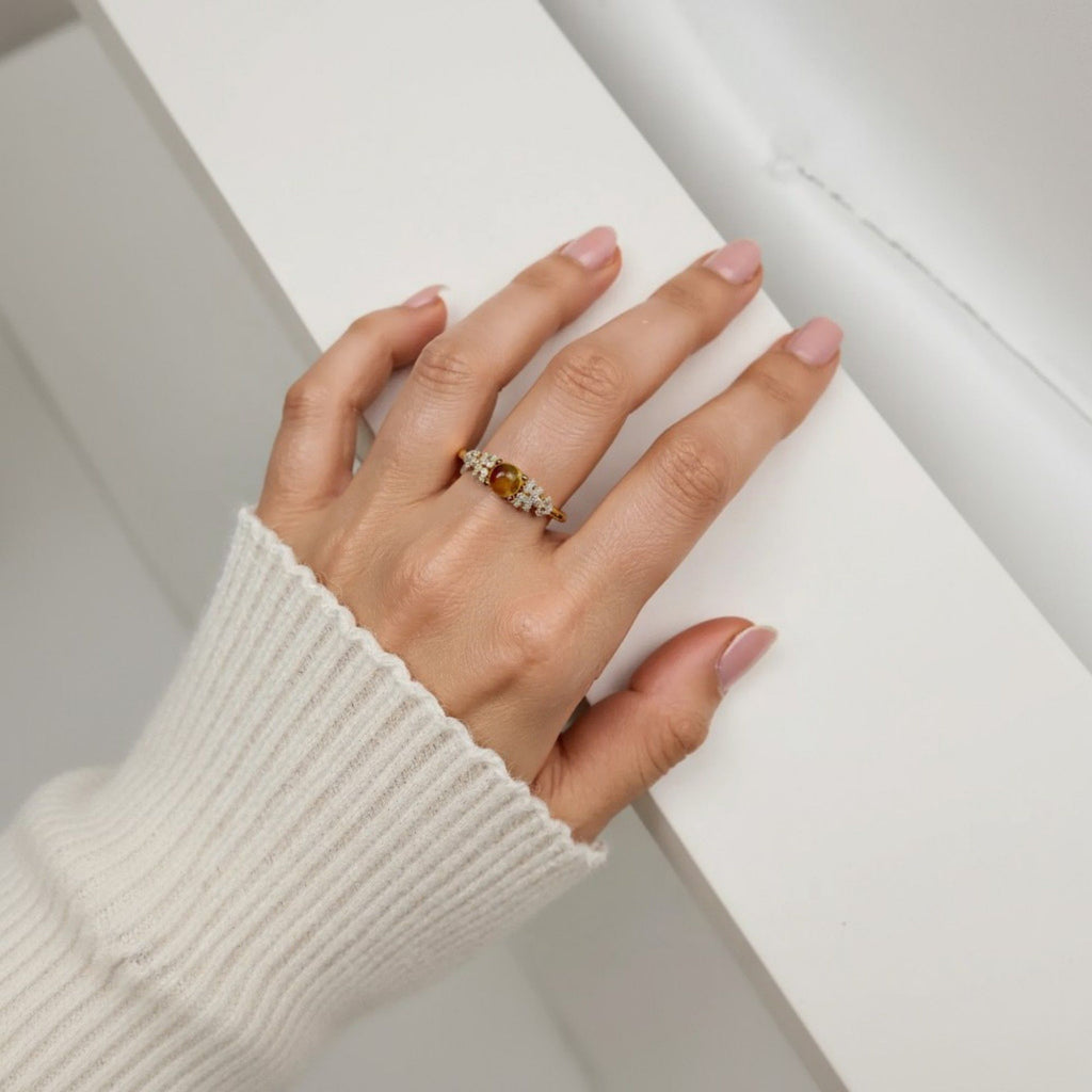 Women's Gemstone Accent Ring with Crystal-Embellished Band and Polished Finish