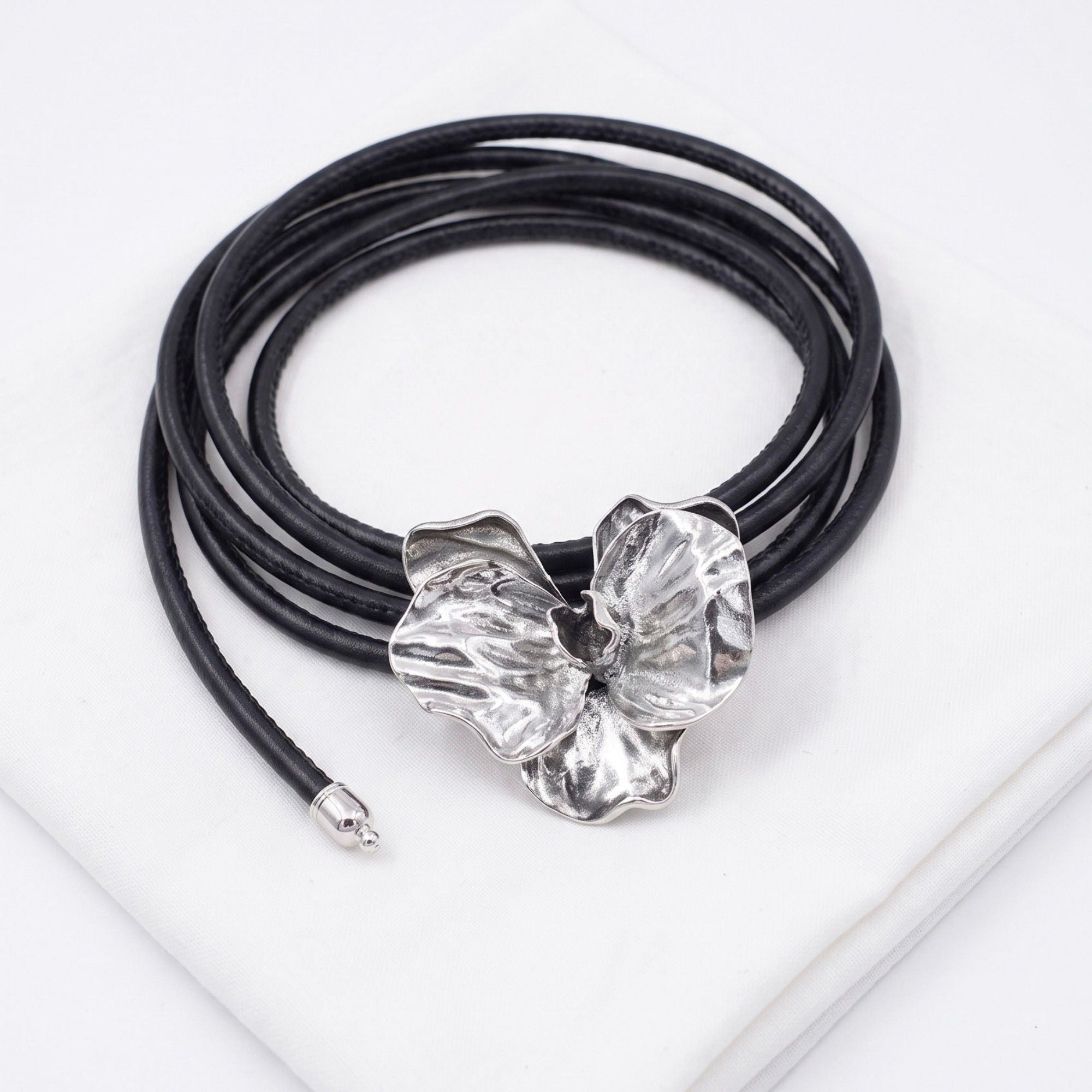 Three-Petal Flower Leather Waist Rope Adjustable Vintage Body Belt Floral Inspired Waist Jewelry 47.2in- Silver