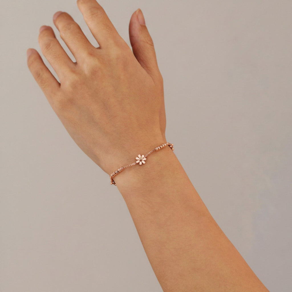 Women's Delicate Daisy Charm Bracelet with Floral Accents and Lightweight Adjustable Chain Design