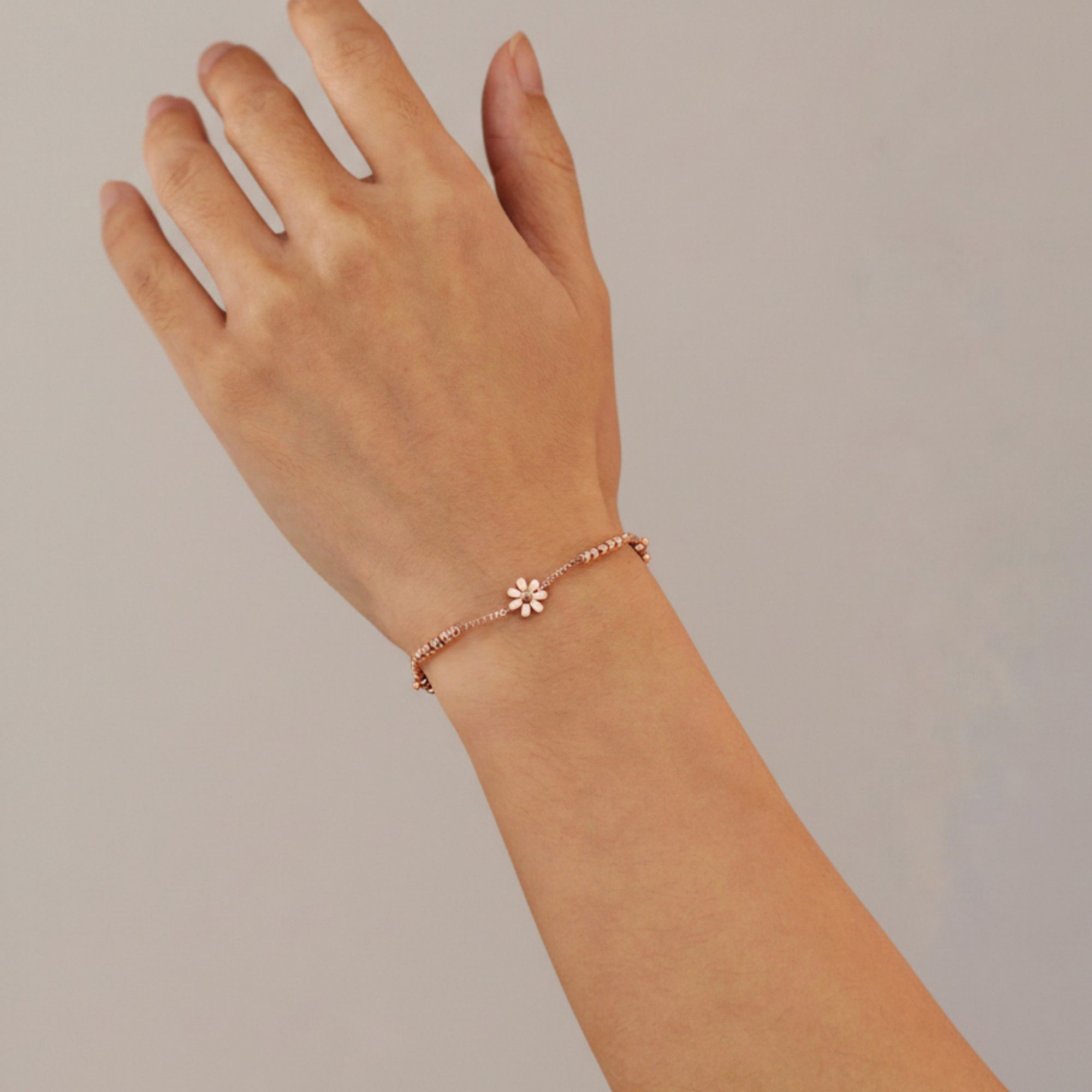Women's Delicate Daisy Charm Bracelet with Floral Accents and Lightweight Adjustable Chain Design