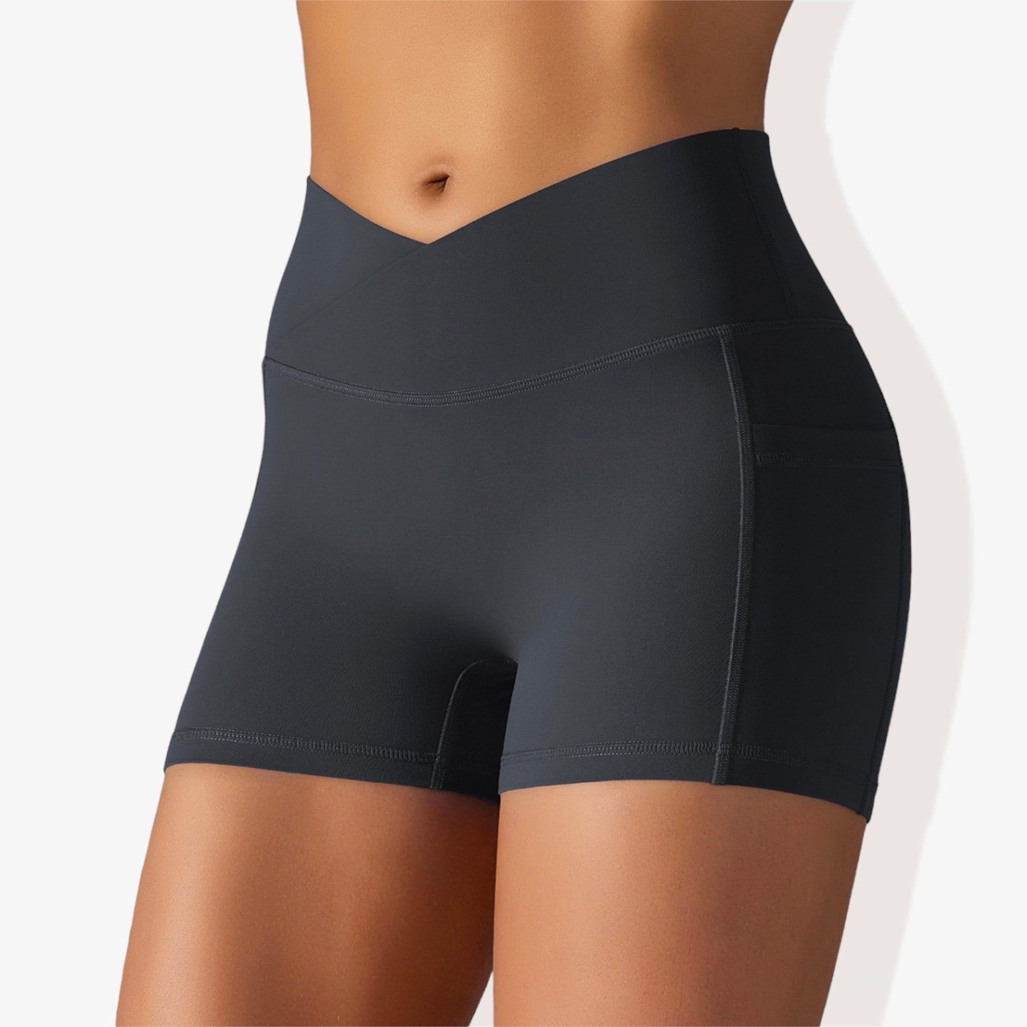 Pantalones cortos deportivos ajustados con cintura alta, bolsillos y banda en la cintura en forma de V