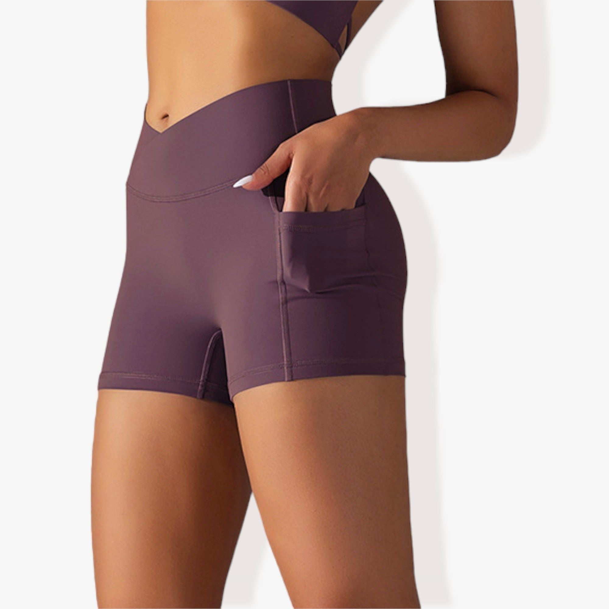Pantalones cortos deportivos ajustados con cintura alta, bolsillos y banda en la cintura en forma de V
