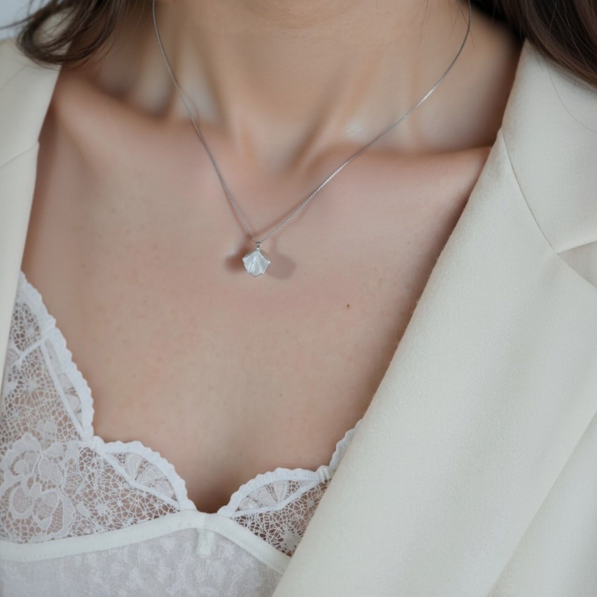 Women's Irregular Shell Pendant Necklace with Delicate Chain and Minimalist Design